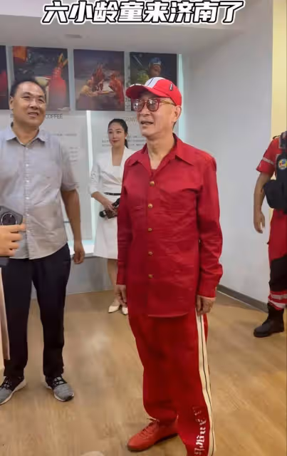 網友濟南街頭偶遇六小齡童，一身大紅精氣神十足，走路帶猴王風采