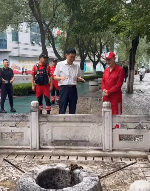 網友濟南街頭偶遇六小齡童，一身大紅精氣神十足，走路帶猴王風采