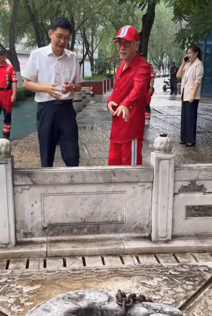 網友濟南街頭偶遇六小齡童，一身大紅精氣神十足，走路帶猴王風采