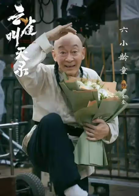 網友濟南街頭偶遇六小齡童,一身大紅精氣神十足,走路帶猴王風采
