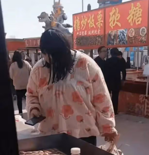 網友爆料大衣哥女兒朱雪梅開飯店當老闆娘,站前台工作十分認真