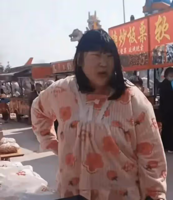 網友爆料大衣哥女兒朱雪梅開飯店當老闆娘,站前台工作十分認真