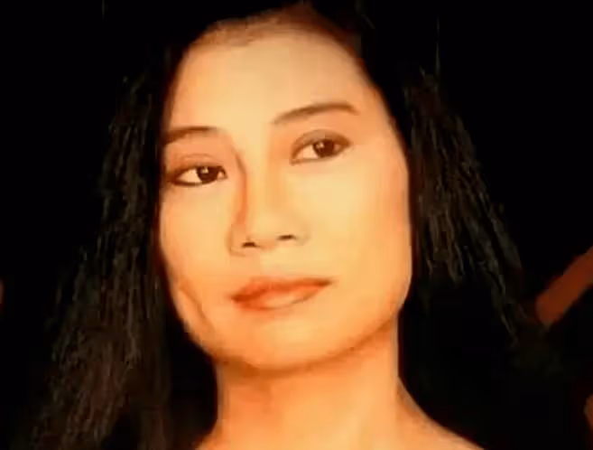 搶閨蜜鄭佩佩男友,不認親兒子,和金庸吵架,她的故事比玫瑰的故事更狗血