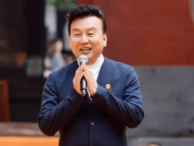 他曾是「央視名嘴」,3次求婚董卿均被拒絕,如今55歲隱婚生子人生圓滿