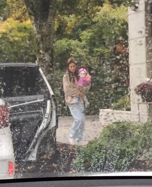 演員鍾嘉欣加拿大被偶遇，自己帶三個娃上街，才在內地開完演唱會