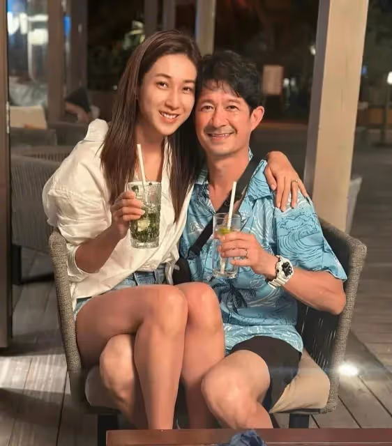 演員鍾嘉欣加拿大被偶遇，自己帶三個娃上街，才在內地開完演唱會
