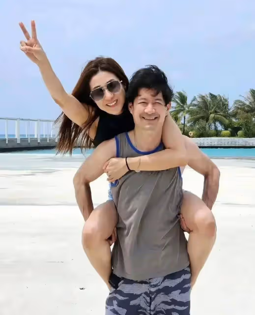 演員鍾嘉欣加拿大被偶遇，自己帶三個娃上街，才在內地開完演唱會
