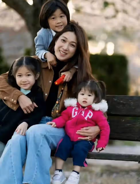 演員鍾嘉欣加拿大被偶遇，自己帶三個娃上街，才在內地開完演唱會