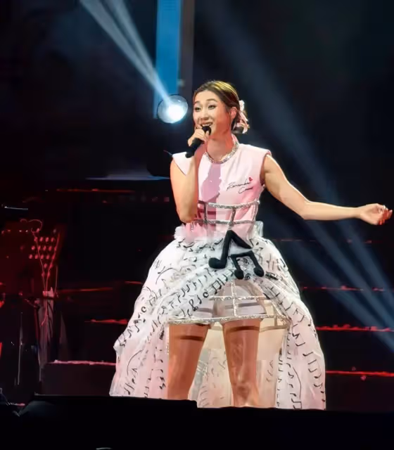 演員鍾嘉欣加拿大被偶遇，自己帶三個娃上街，才在內地開完演唱會