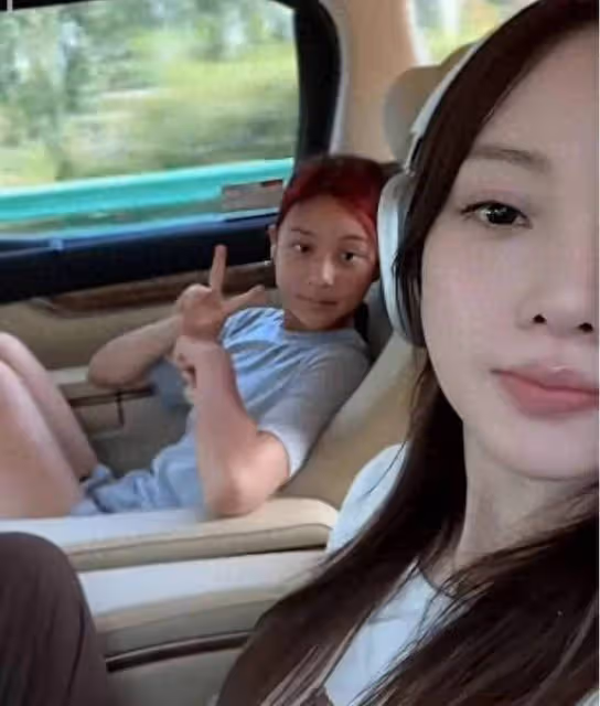 李小璐曬女兒暑假日常,甜馨越長越像爸爸,網友:母女像兄妹!