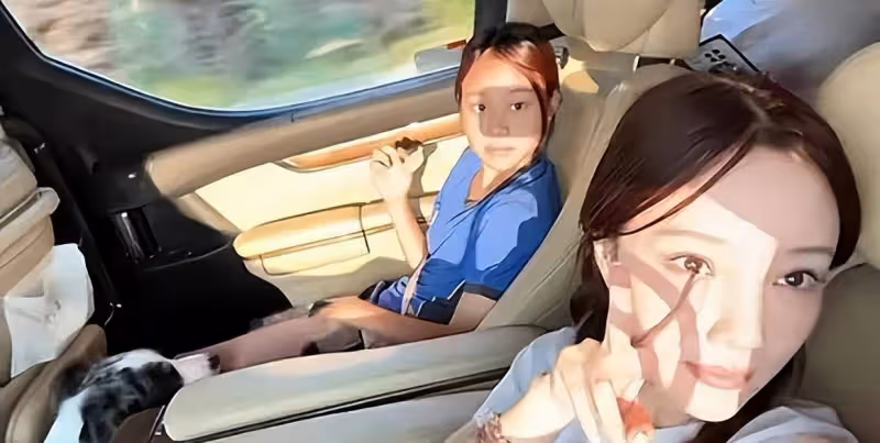 李小璐曬女兒暑假日常,甜馨越長越像爸爸,網友:母女像兄妹!