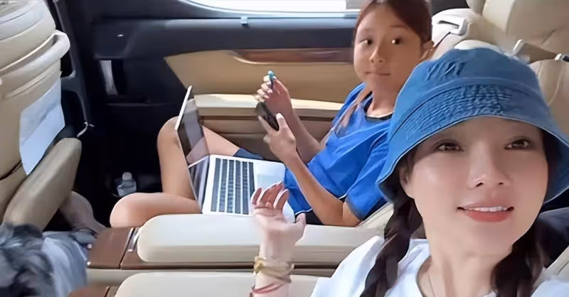李小璐曬女兒暑假日常,甜馨越長越像爸爸,網友:母女像兄妹!