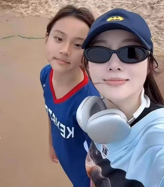李小璐曬女兒暑假日常,甜馨越長越像爸爸,網友:母女像兄妹!