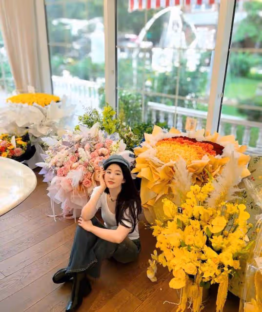 劉亦菲曬37歲慶生照 被鮮花包裹雙手開心比耶