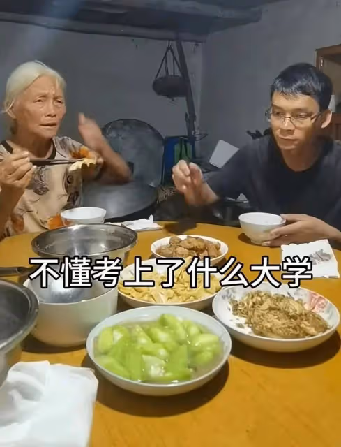 35歲唐尚珺和母親商量是否辦升學宴,母親一頭白髮,已錄新生信息