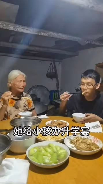 35歲唐尚珺和母親商量是否辦升學宴,母親一頭白髮,已錄新生信息