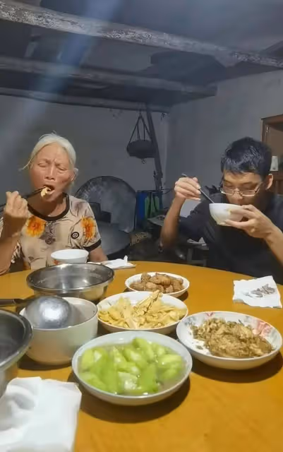 35歲唐尚珺和母親商量是否辦升學宴,母親一頭白髮,已錄新生信息