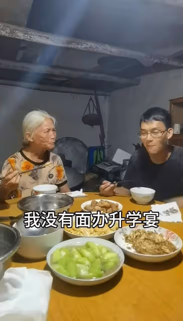 35歲唐尚珺和母親商量是否辦升學宴,母親一頭白髮,已錄新生信息
