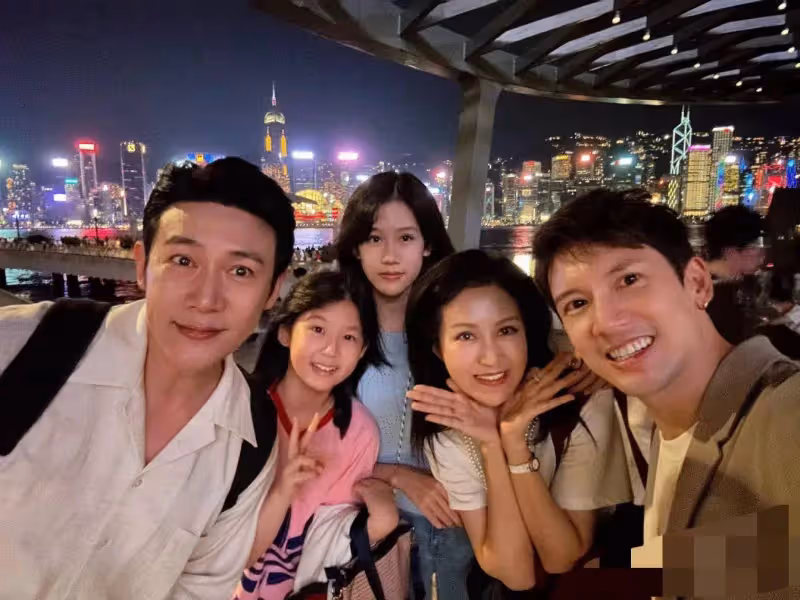 關智斌曬和陸毅一家合影,被誤以為是網友蹭流量,結果竟是本尊