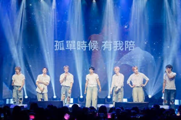 韓團在台開唱脫了！袒露洗衣板腹肌　台下驚見「媽媽陪女兒追星」