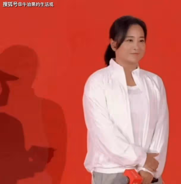 賈玲身材反彈引熱議,讓路人拍照後給她P一下,目測胖了20斤