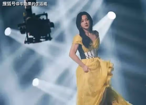 賈玲身材反彈引熱議,讓路人拍照後給她P一下,目測胖了20斤