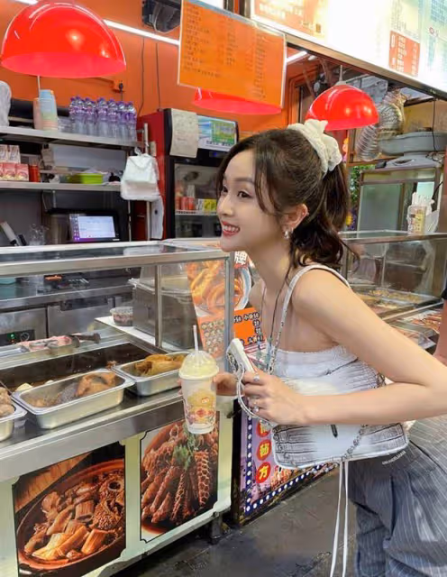 吳宣儀曬遊客照:抹胸搭大腸發圈,與郵筒合影俏皮靈動!