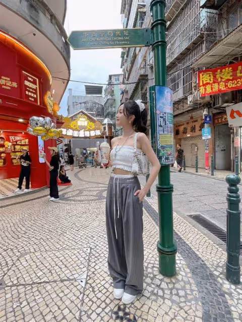 吳宣儀曬遊客照:抹胸搭大腸發圈,與郵筒合影俏皮靈動!