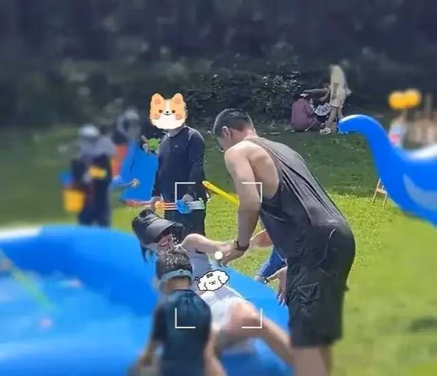 朱丹周一圍參加親子活動被偶遇,朱丹超陽光,周一圍男人味十足
