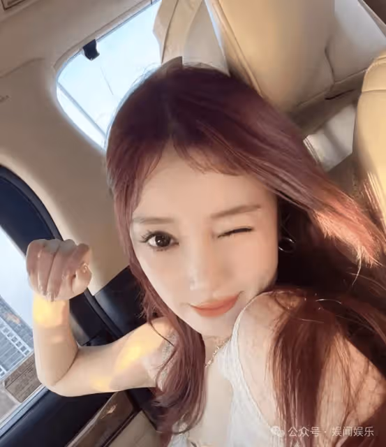 這是李小璐?她的臉怎麼長這樣了…