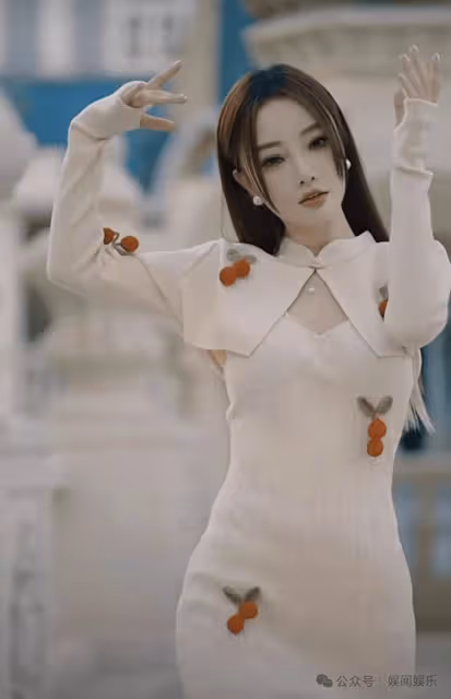 這是李小璐?她的臉怎麼長這樣了…