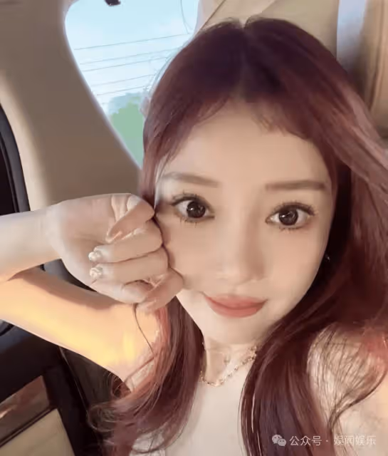 這是李小璐?她的臉怎麼長這樣了…
