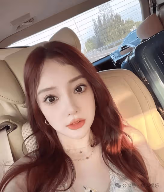 這是李小璐?她的臉怎麼長這樣了…