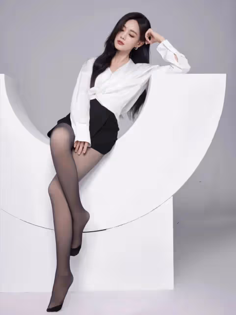 李一桐才是大號是蜜桃，實力大爆發白絲黑絲寫真，這樣的大長腿美爆了