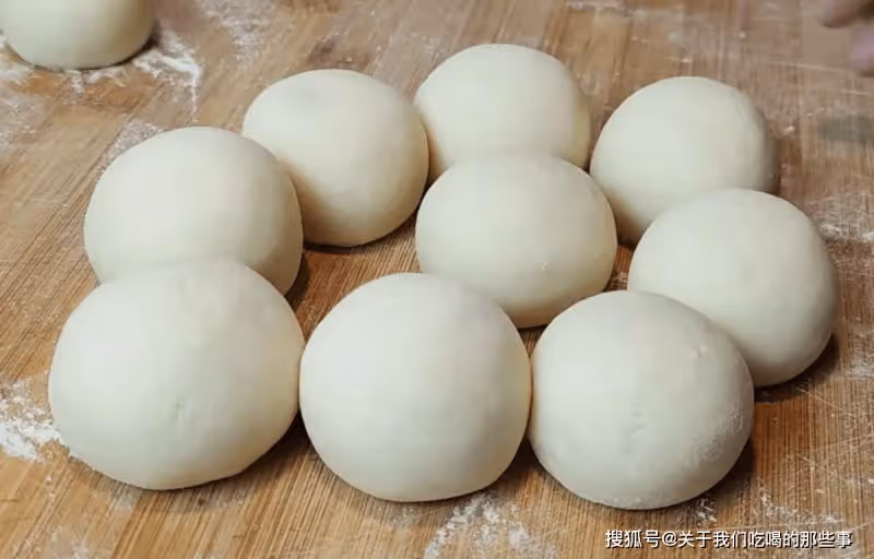 蒸饅頭別只加酵母,記得加2白,饅頭暄軟好吃有嚼勁,涼了也不硬