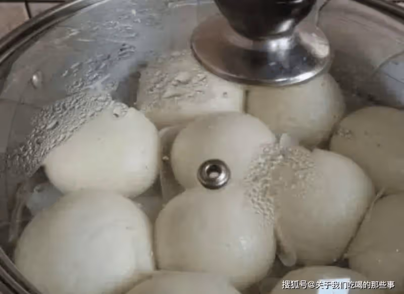 蒸饅頭別只加酵母,記得加2白,饅頭暄軟好吃有嚼勁,涼了也不硬