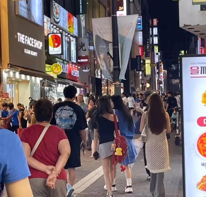 王思聰現身韓國明洞,多個美女陪伴太羨慕,謠言止於智者!