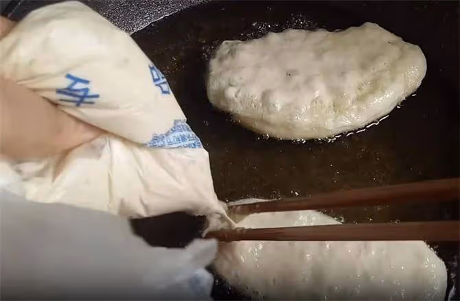 油條新方法,筷子攪一攪,不揉面,擠一擠,蓬鬆柔軟,做法超簡單