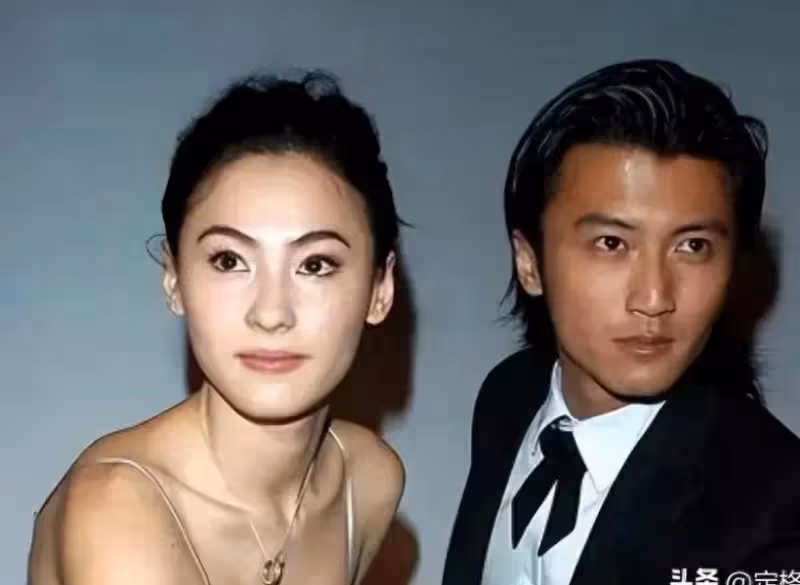 44歲張柏芝帶兒子酷暑街頭，一身少女裝，腰間刺青勾起太多人回憶