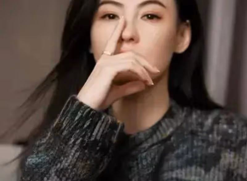 44歲張柏芝帶兒子酷暑街頭，一身少女裝，腰間刺青勾起太多人回憶