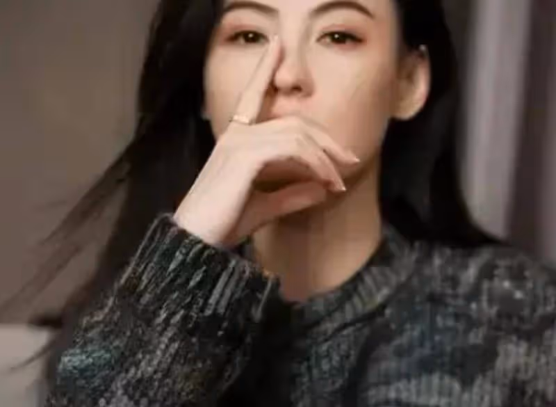44歲張柏芝帶兒子酷暑街頭,一身少女裝,腰間刺青勾起太多人回憶