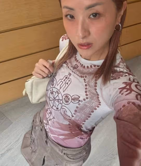 曝女兒戀情！陳奕迅太太曬愛女背影合照，對方身份被揭是日籍模特