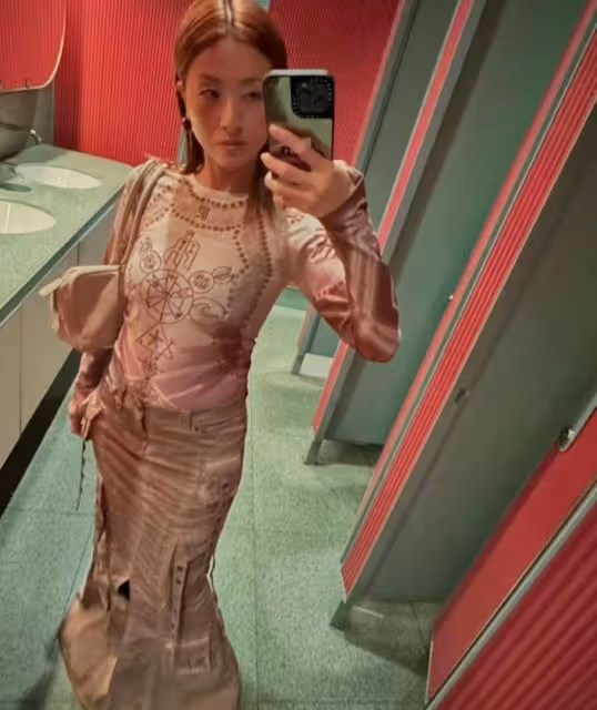 曝女兒戀情！陳奕迅太太曬愛女背影合照，對方身份被揭是日籍模特