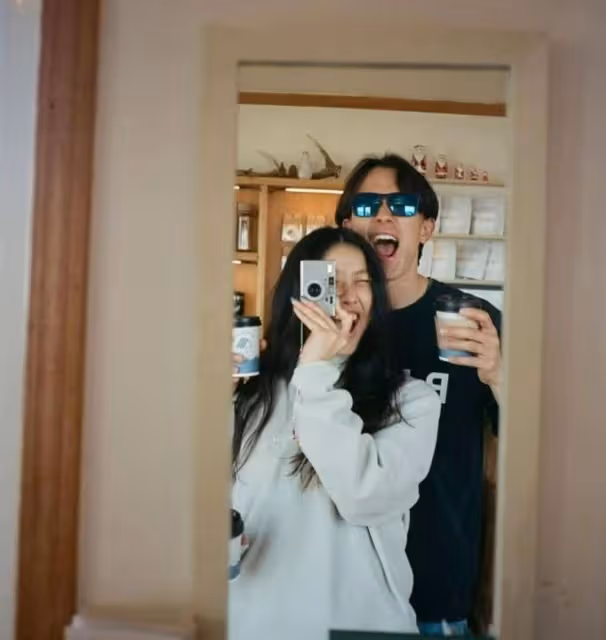 曝女兒戀情！陳奕迅太太曬愛女背影合照，對方身份被揭是日籍模特