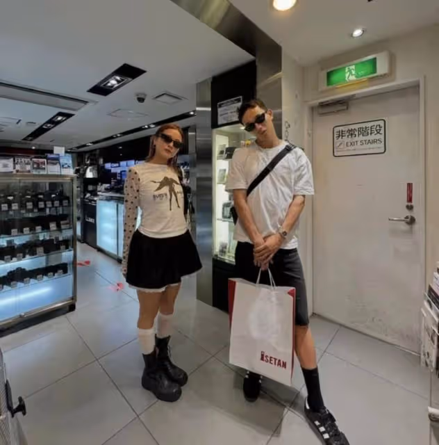 曝女兒戀情！陳奕迅太太曬愛女背影合照，對方身份被揭是日籍模特