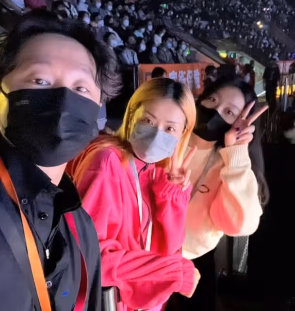 曝女兒戀情！陳奕迅太太曬愛女背影合照，對方身份被揭是日籍模特