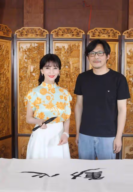 趙雅芝分享練習書法隨拍!穿印花無袖上衣優雅明媚