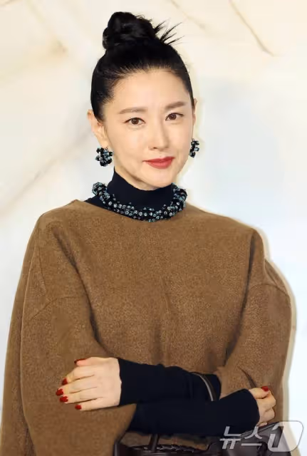 53歲李英愛最新活動照曝光:無懼閃光燈,成熟大氣盡顯風采!