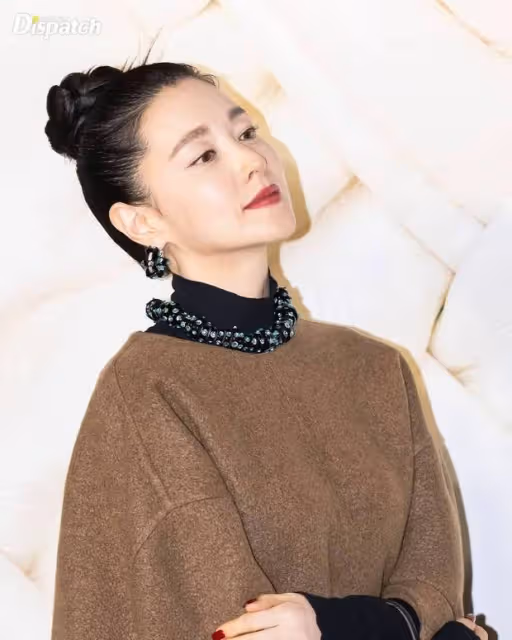 53歲李英愛最新活動照曝光:無懼閃光燈,成熟大氣盡顯風采!