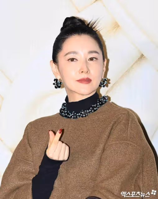 53歲李英愛最新活動照曝光:無懼閃光燈,成熟大氣盡顯風采!
